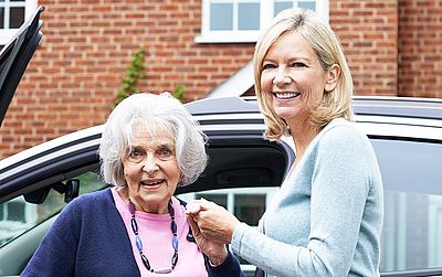 Pflege24-ams: Unsere Senioren-Alltagsbegleiter unterstützen bei allen häuslichen Tätigkeiten und gesellschaftlichen Aktivitäten