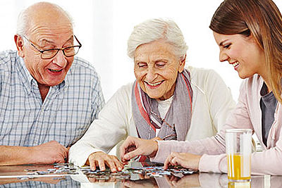 Pflege24-ams Senioren beim Puzzle